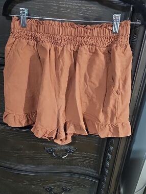 Wishlist High-Waist Ruffle Hem Shorts in Rust